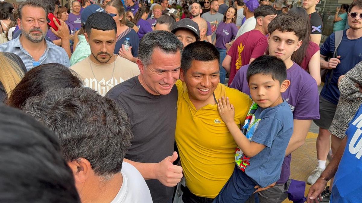 La presencia de Javier Milei revolucionó las calles de Nueva Córdoba.