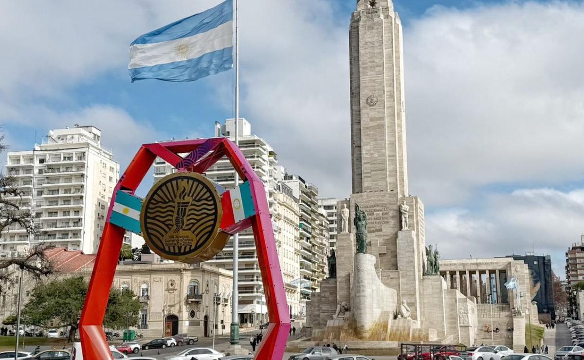 Reloj del Portal Suramericano en la zona del Monumento a la Bandera.