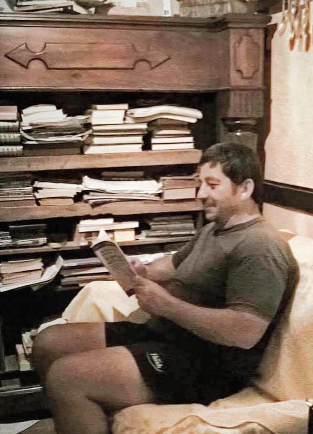 Gustavo impulsa una biblioteca móvil en los pueblos del sur de Córdoba.