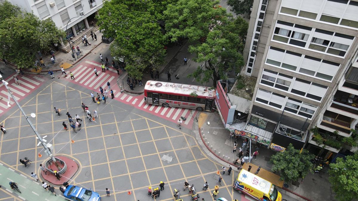 FOTO: Dos mujeres heridas en un impactante choque de un colectivo en el centro de Córdoba.