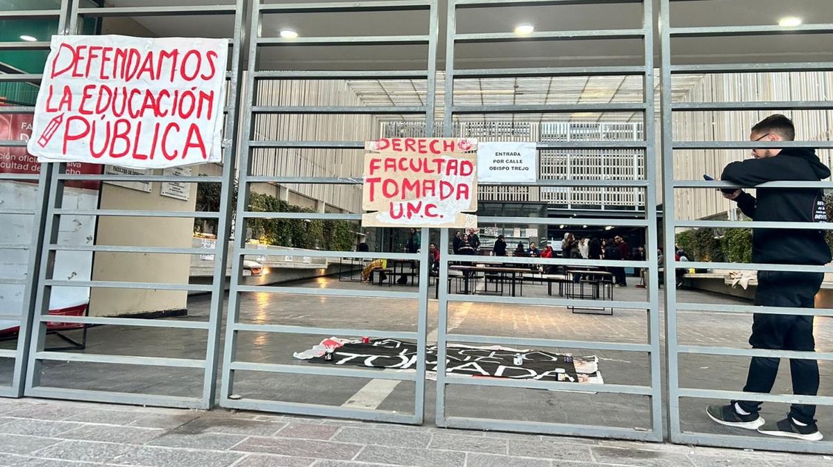 FOTO: Toma de la facultad de Derecho la UNC (Foto: Lucía González/Cadena 3)