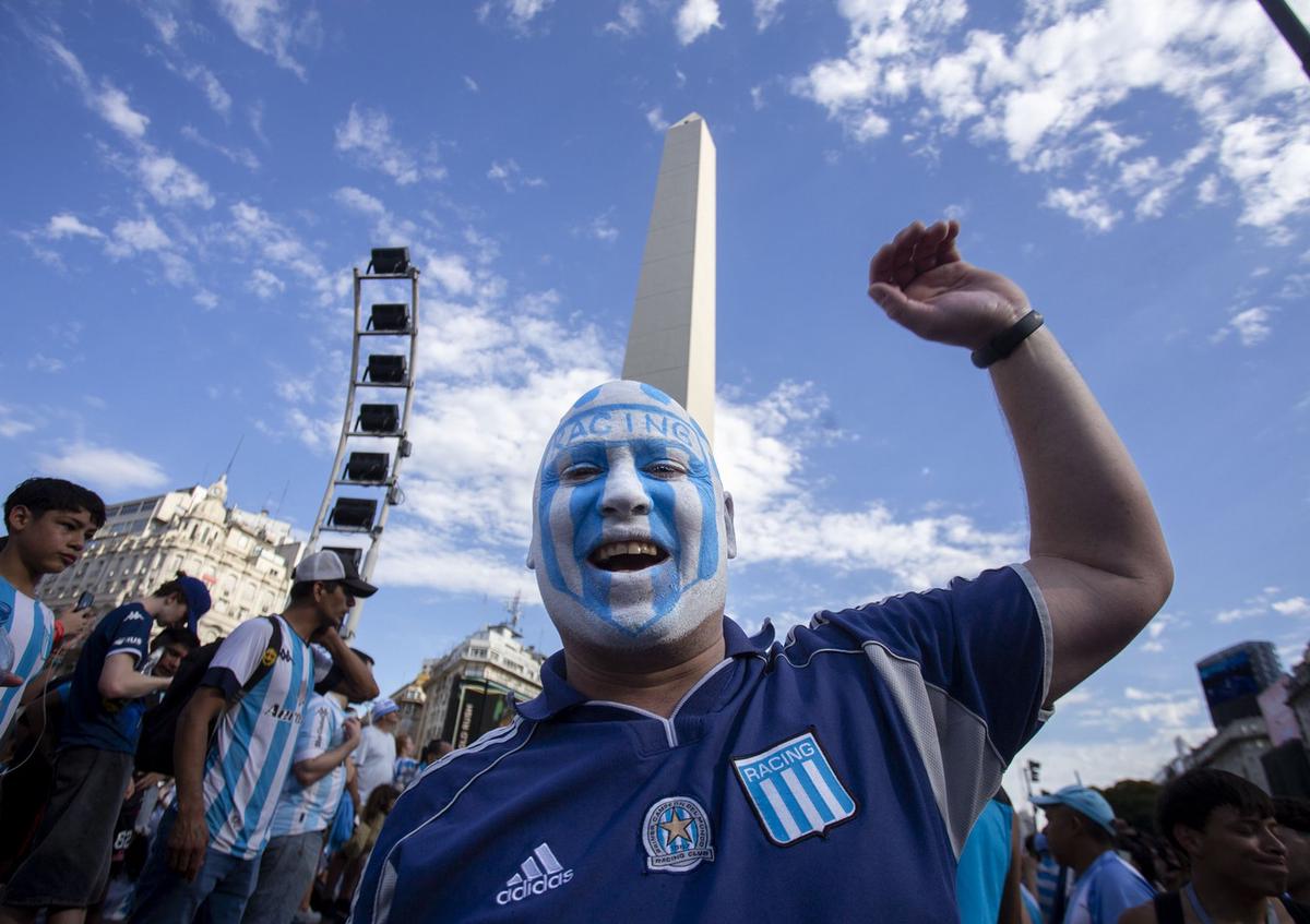 FOTO: Racing copó el Obelisco tras el triunfo en la Sudamericana. 