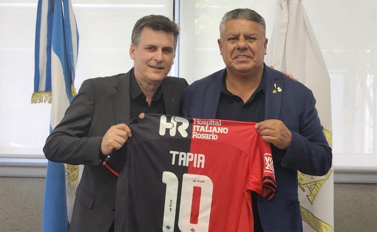 Tapia recibió a Boero en AFA y exhibió una camiseta de Newell's.