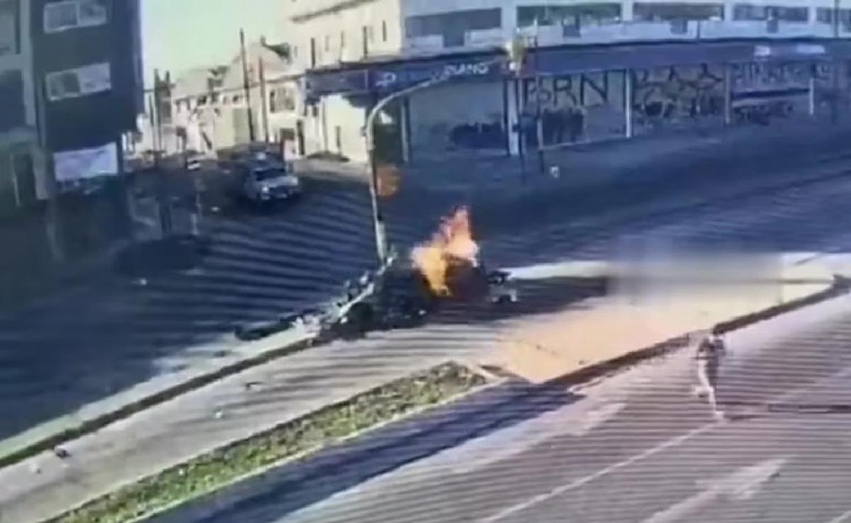 Un auto chocó con un colectivo y se incendió en Isidro Casanova. (Foto: captura)