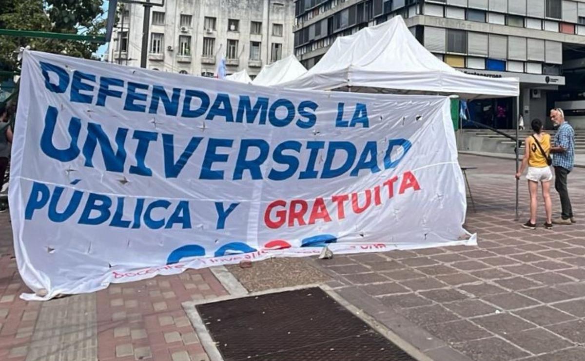 FOTO: La carpa de los manifestantes en la plaza Montenegro.