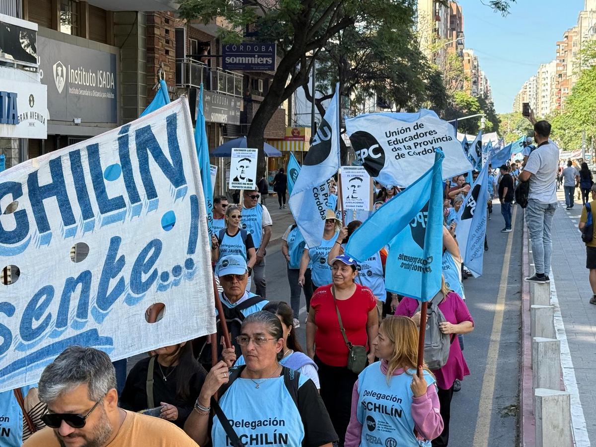 Docentes de Córdoba marchan por una mejora en sus salarios.