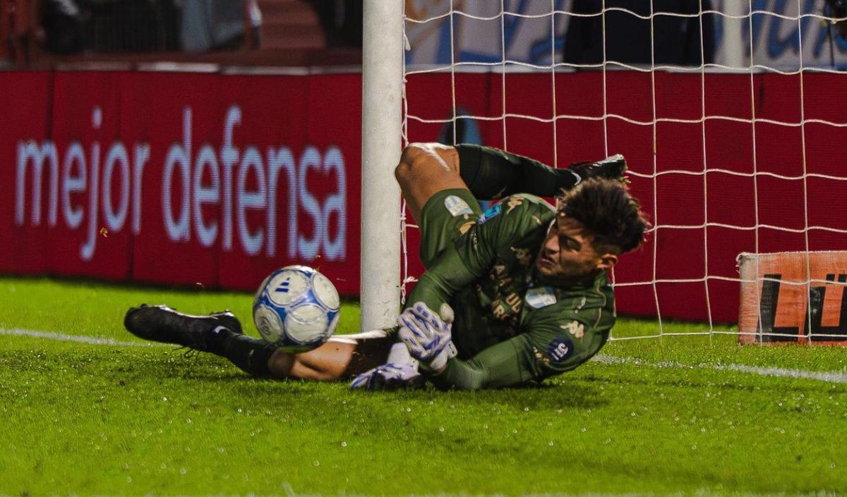 Luis Ingolotti atajó tres penales y se convirtió en el héroe del partido.