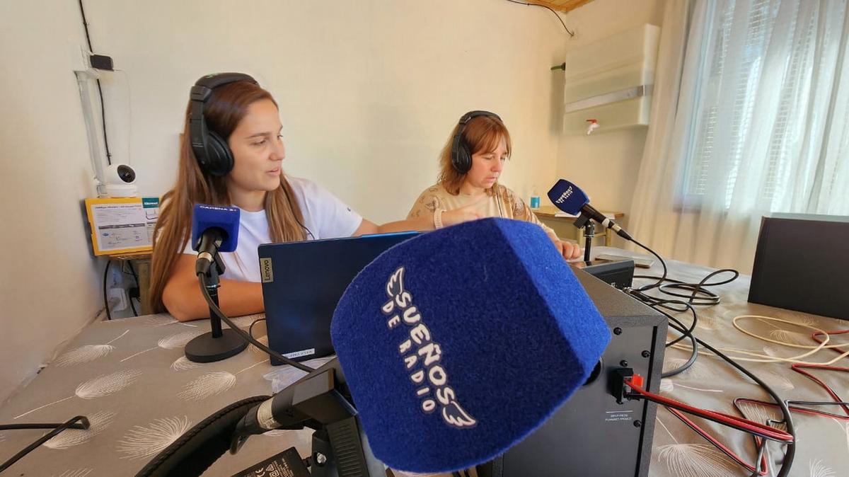 FOTO: Entregaron los equipos a la escuela ganadora de 