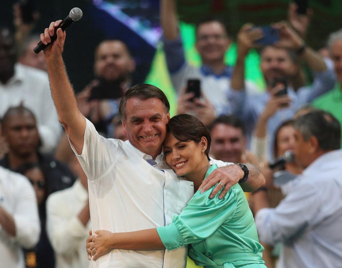 Jair Bolsonaro y su esposa, Michelle.
