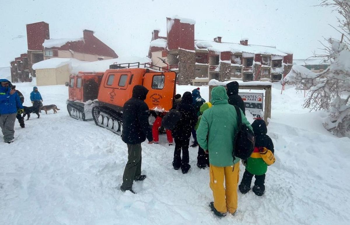 Rescatan a 30 personas en la alta montaña mendocina tras un histórico temporal de nieve