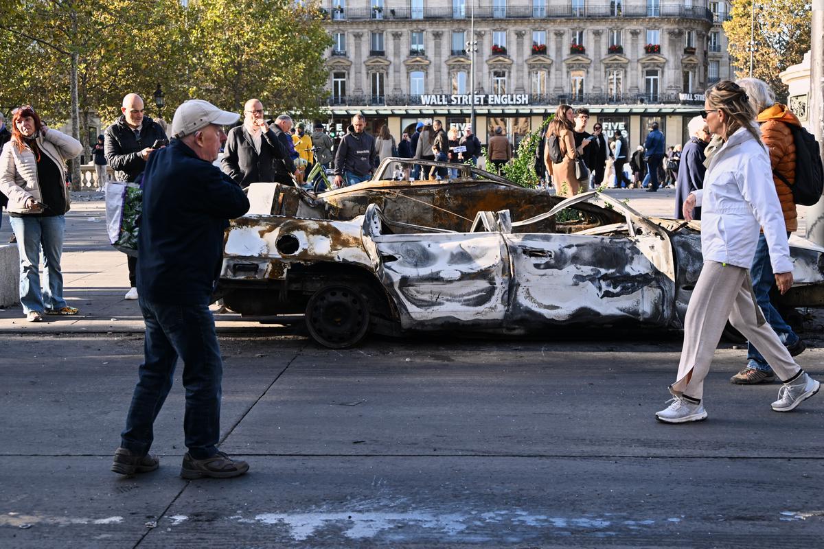 La policía de París reporta 855 arrestos tras choques violentos y saqueos en protestas