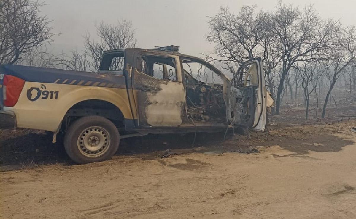 FOTO: El móvil policial destruido tras quedar rodeado por el fuego. (Foto: Policía)