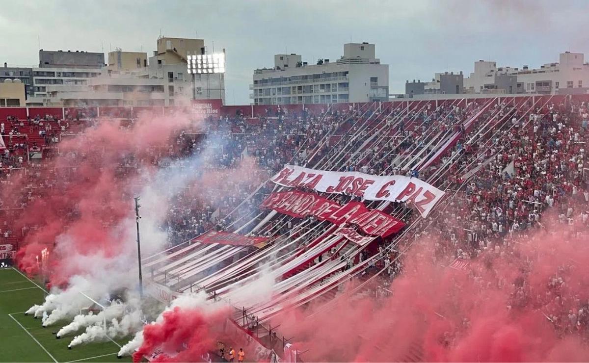 FOTO: La Barra Brava de Huracán tomó un club. (Foto:Na)