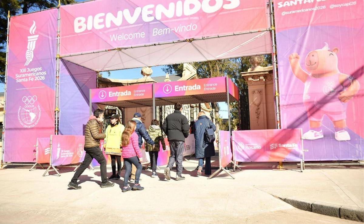 Familias, jóvenes y visitantes se acercaron desde temprano al Parque Independencia.