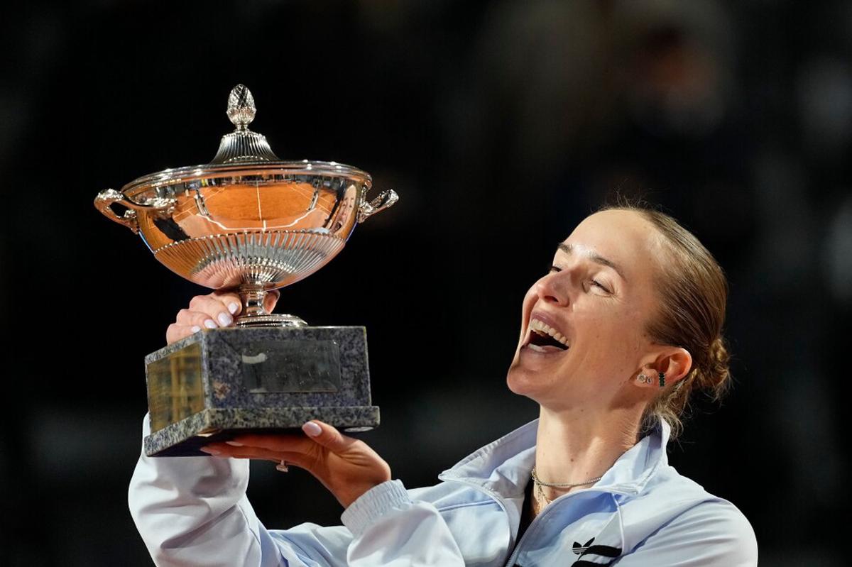 Svitolina y Kostyuk alzan trofeos por la Ucrania devastada por la guerra en las canchas de tenis