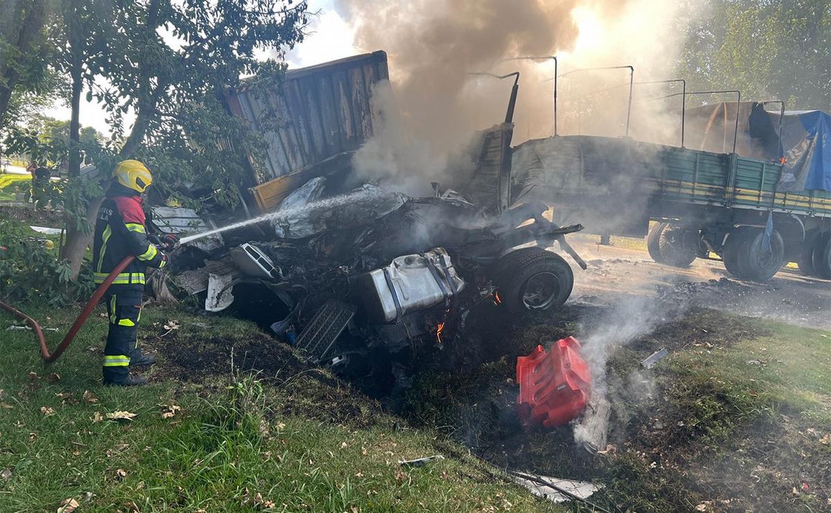 Chocaron de frente dos camiones en la ruta 33: incendio y tragedia.