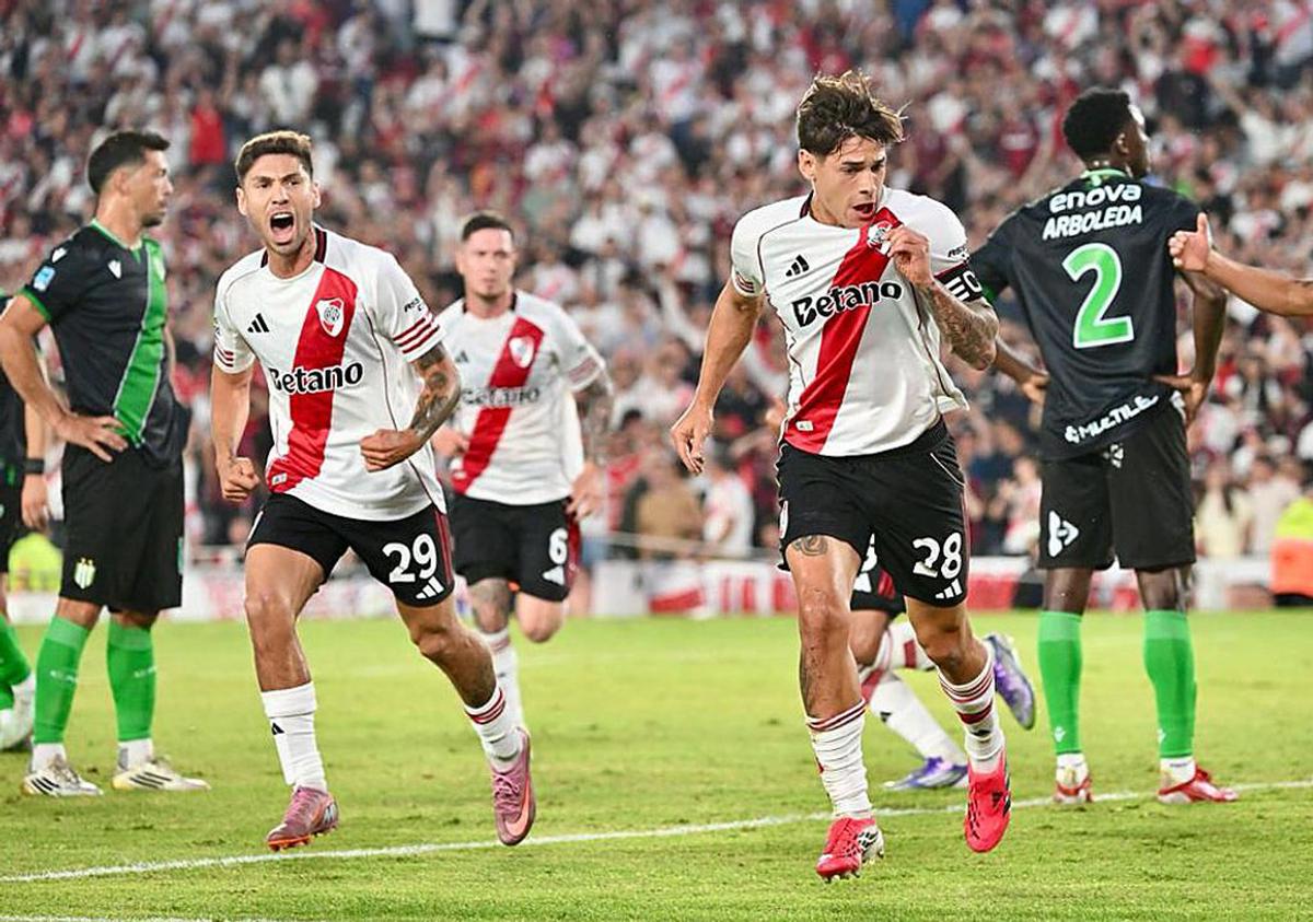River enfrenta a Independiente Rivadavia.