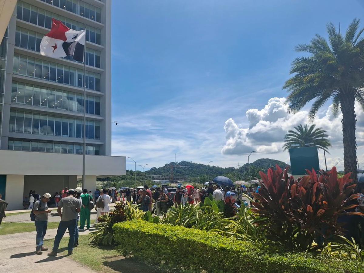 Un hospital evacuado durante el sismo del 9 de octubre en Panamá.
