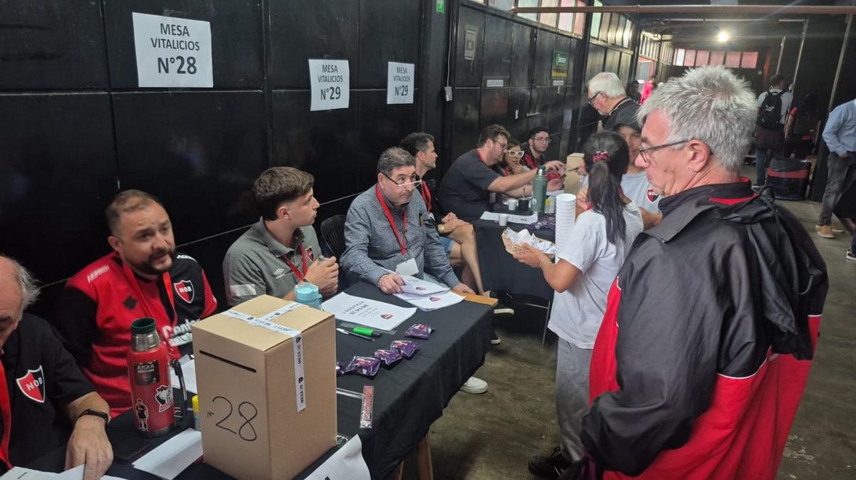 Los socios de Newell's votan en el Estadio Cubierto Claudio Newell's hasta las 18hs.