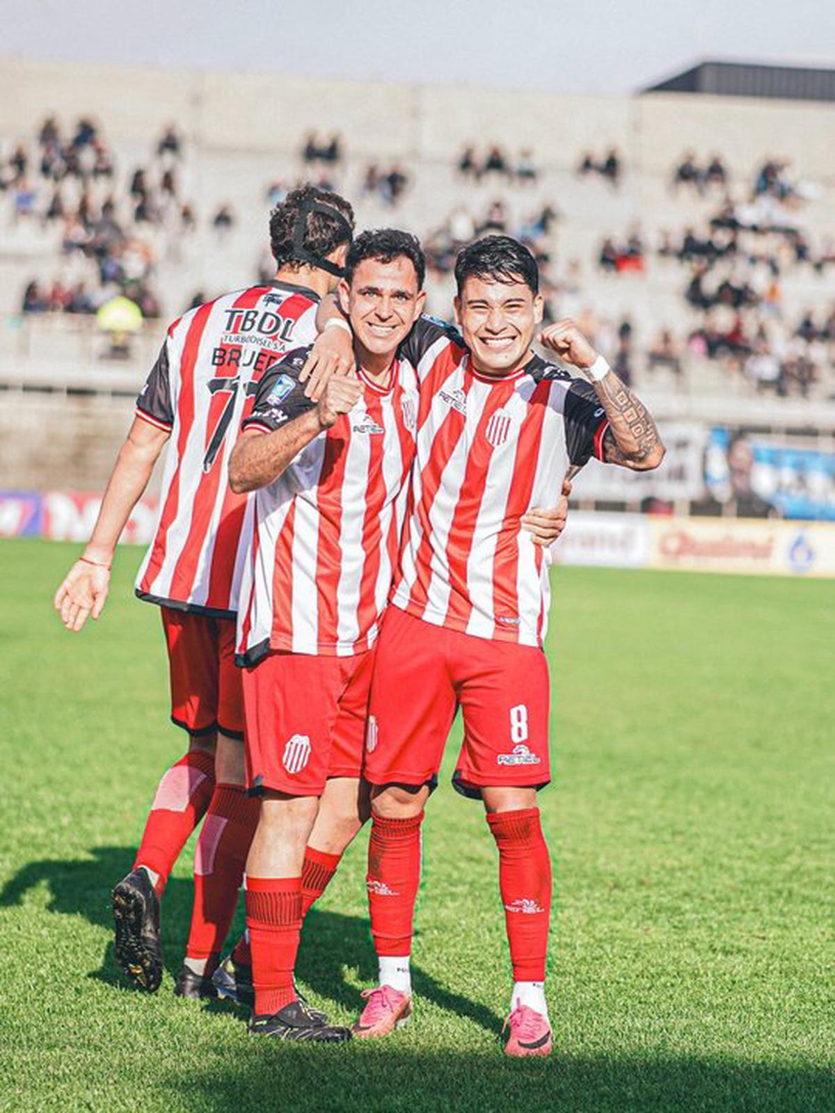 Gonzalo Maroni (izquierda) festeja su gol junto a Tomás Porra.
