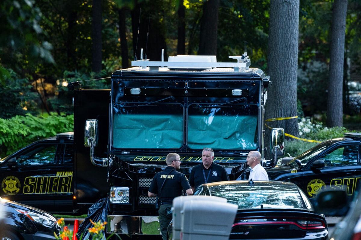 Descubren 8 muertos en una casa incendiada en Michigan, algunos de ellos con heridas de bala