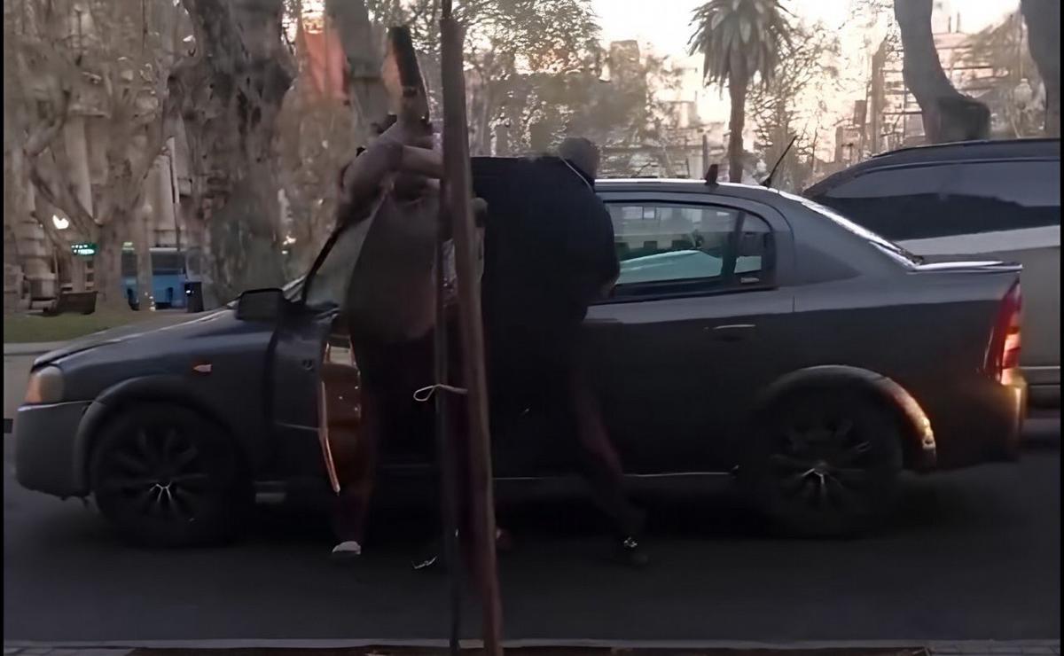 Captura de video: el momento de la pelea entre los dos conductores.