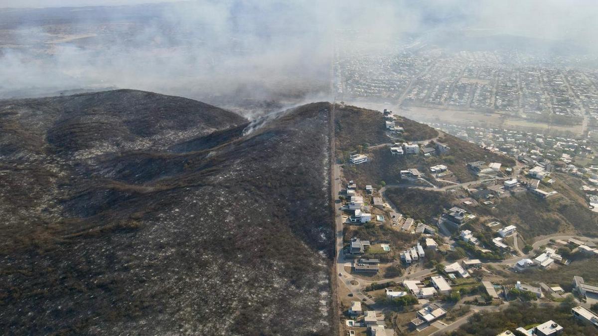 FOTO: Las llamas arrasaron en La Calera (Foto: Daniel Cáceres/Cadena 3)