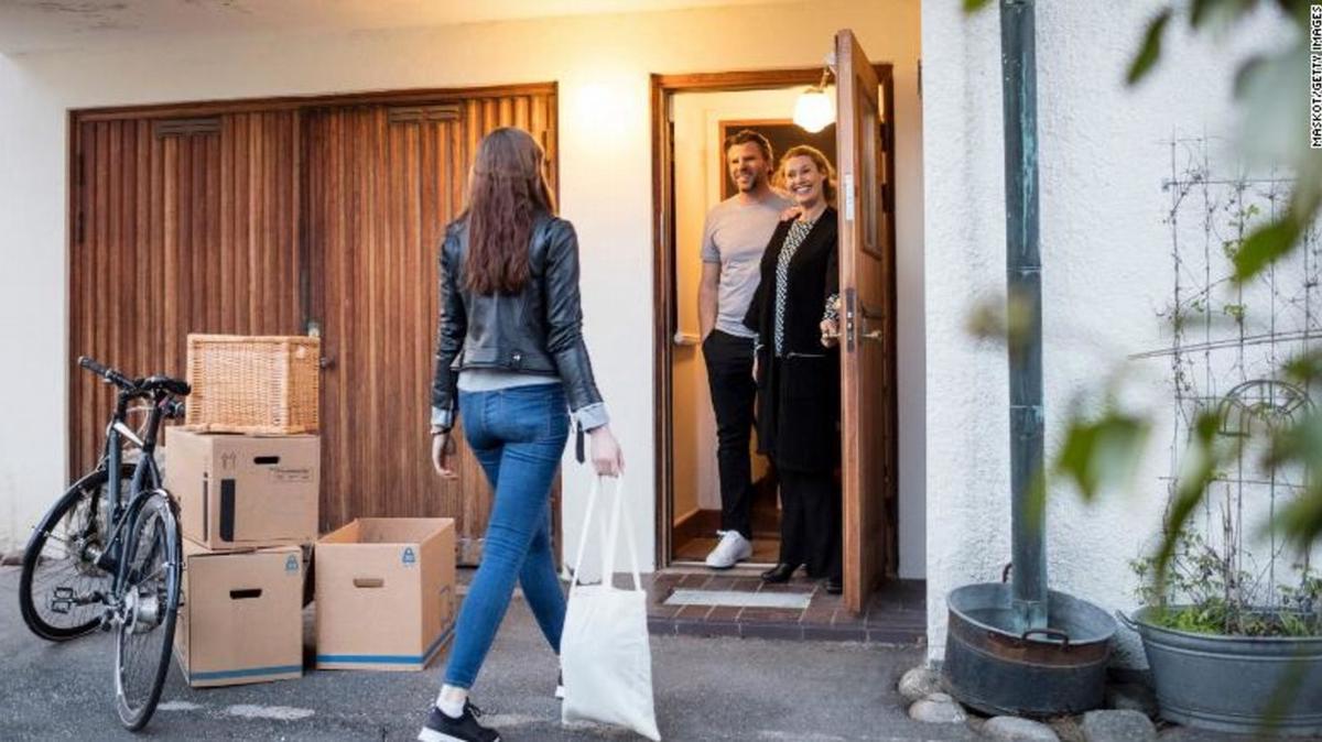 El 44% de los jóvenes aún vive con sus padres por los altos costos.