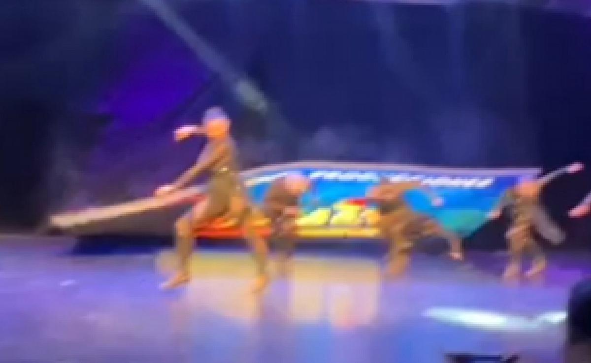 El momento en que se desploma la pantalla gigante. (Captura de video)