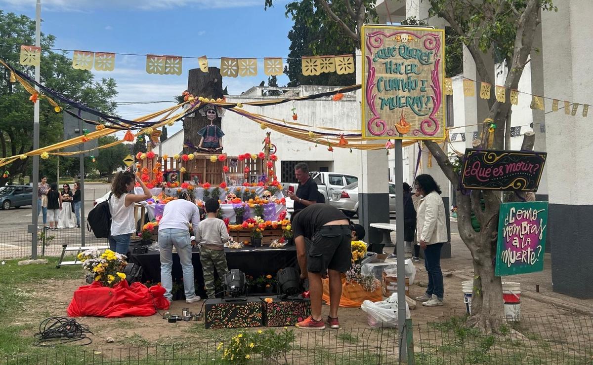 FOTO: Día de Muertos en Córdoba: el Cementerio San Jerónimo rinde tributo mexicano.