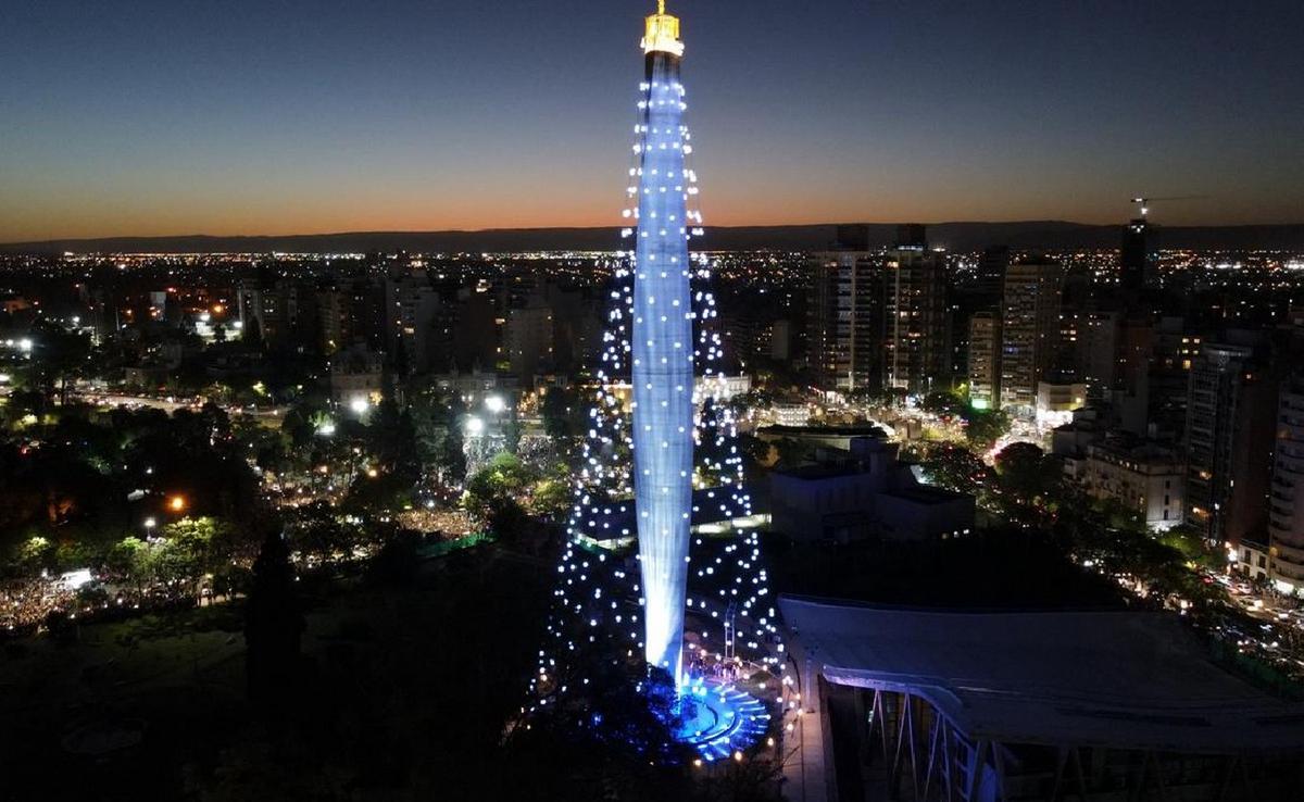 Ya está encendido el árbol de Navidad en Córdoba. (Foto: Daniel Cáceres/Cadena 3)