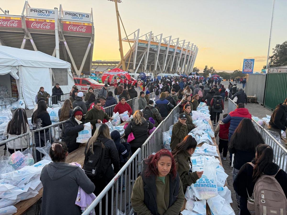 La gente comenzó a llegar con las primeras luces del amanecer (Foto: Daniel Cáceres/Cadena 3)