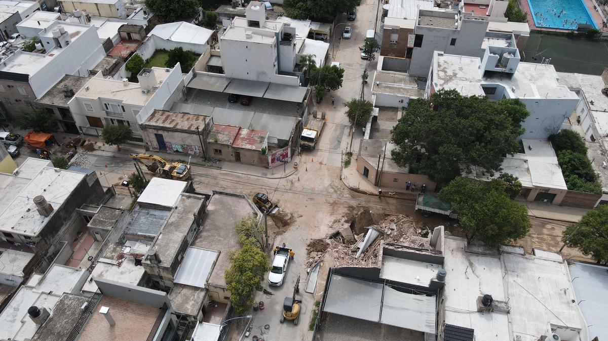 FOTO: Demolieron la casona afectada por un caño roto en Güemes. (Daniel Cáceres/Cadena 3)