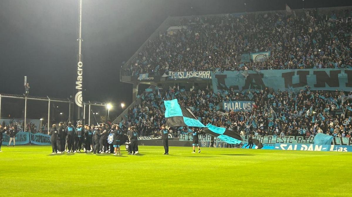 Una multitud vibra en el estadio del 