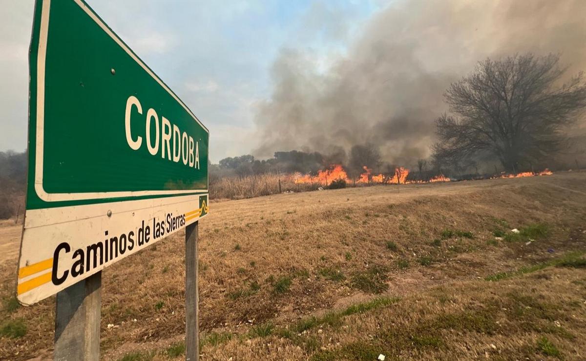 FOTO: Avanza el fuego en La Calera y crece el pánico por el incendio (Foto: Daniel Cáceres)