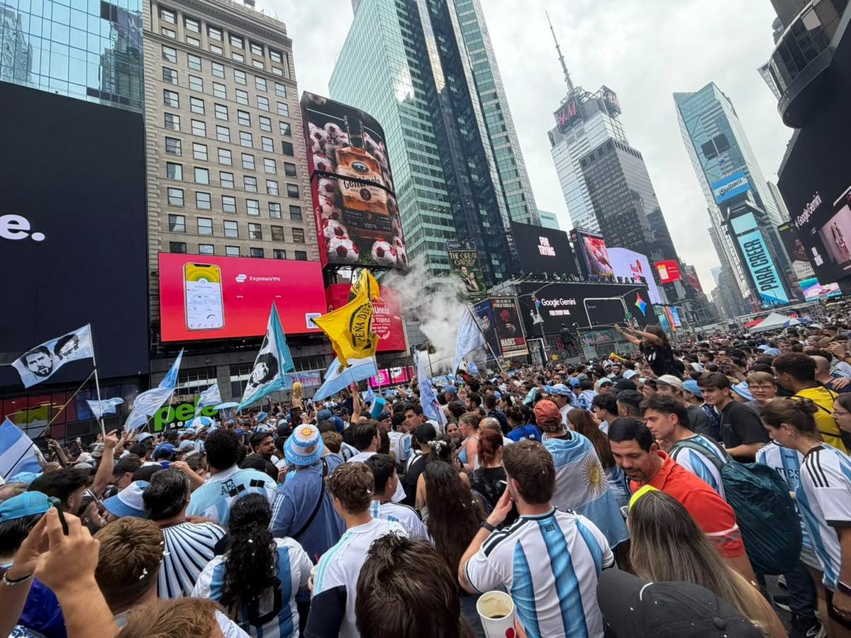 Multitudinario banderazo argentino en el Times Square Garden.
