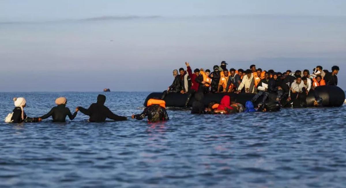 Una balsa repleta intenta cruzar el canal de la Mancha frente a Gravelines, en el norte de Francia.
