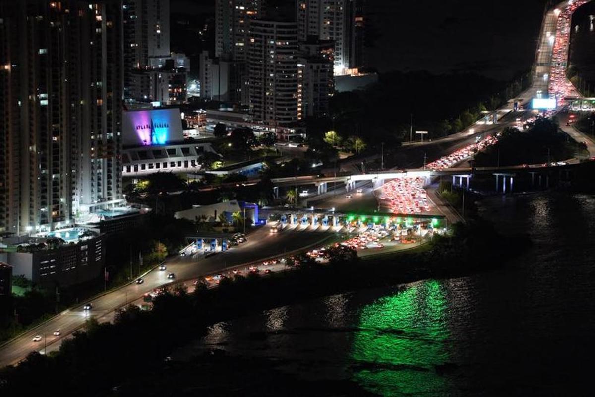 Vehículos circulan tras un sismo en el Corredor Sur de la Ciudad de Panamá.