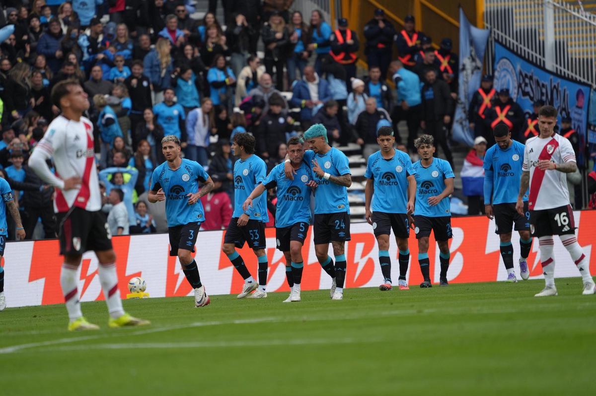El plantel de Belgrano celebra el gol de Morales. (Foto: Daniel Cáceres/C3)