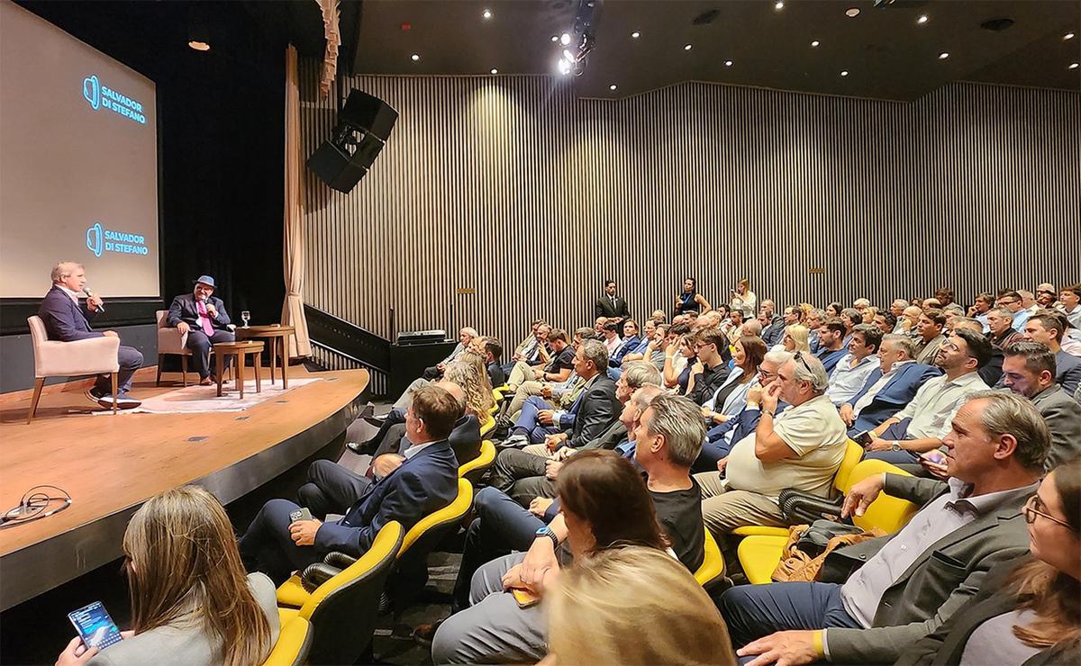 Luis Caputo junto a Salvador Di Stefano en la presentación de 