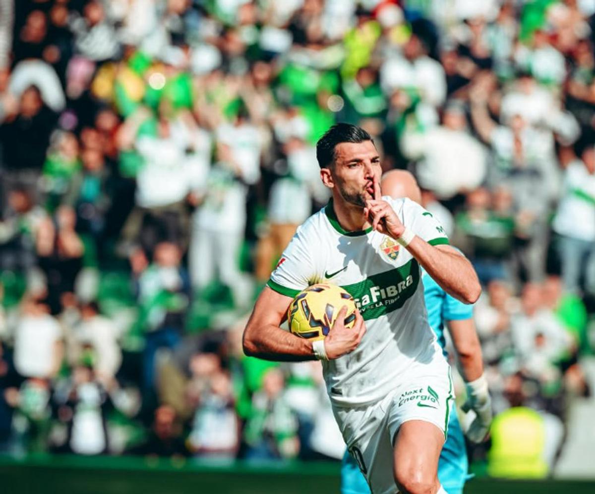 Rafa Mir, jugador del Elche, condenado a siete años por agresión sexual