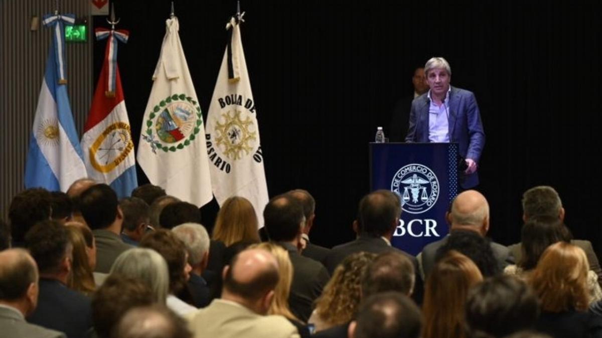 FOTO: Luis Caputo en la Bolsa de Comercio de Rosario