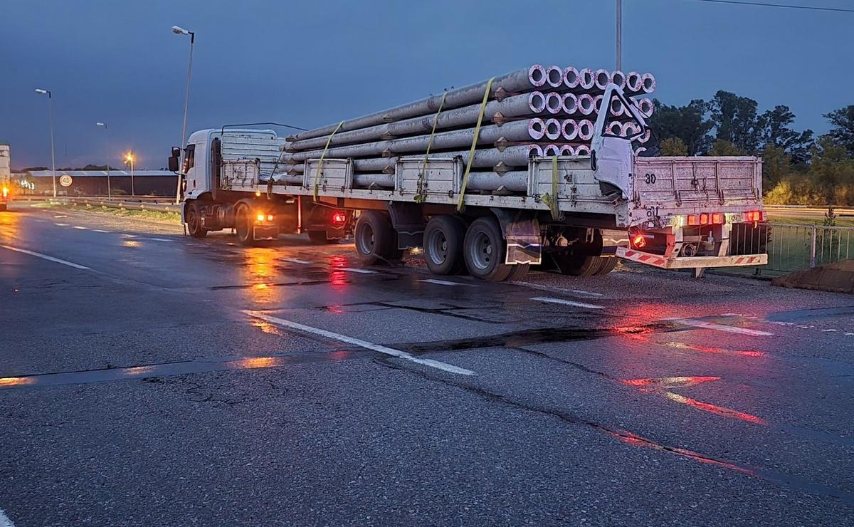 Dos camiones chocaron por alcanza en la autopista Rosario-Córdoba.