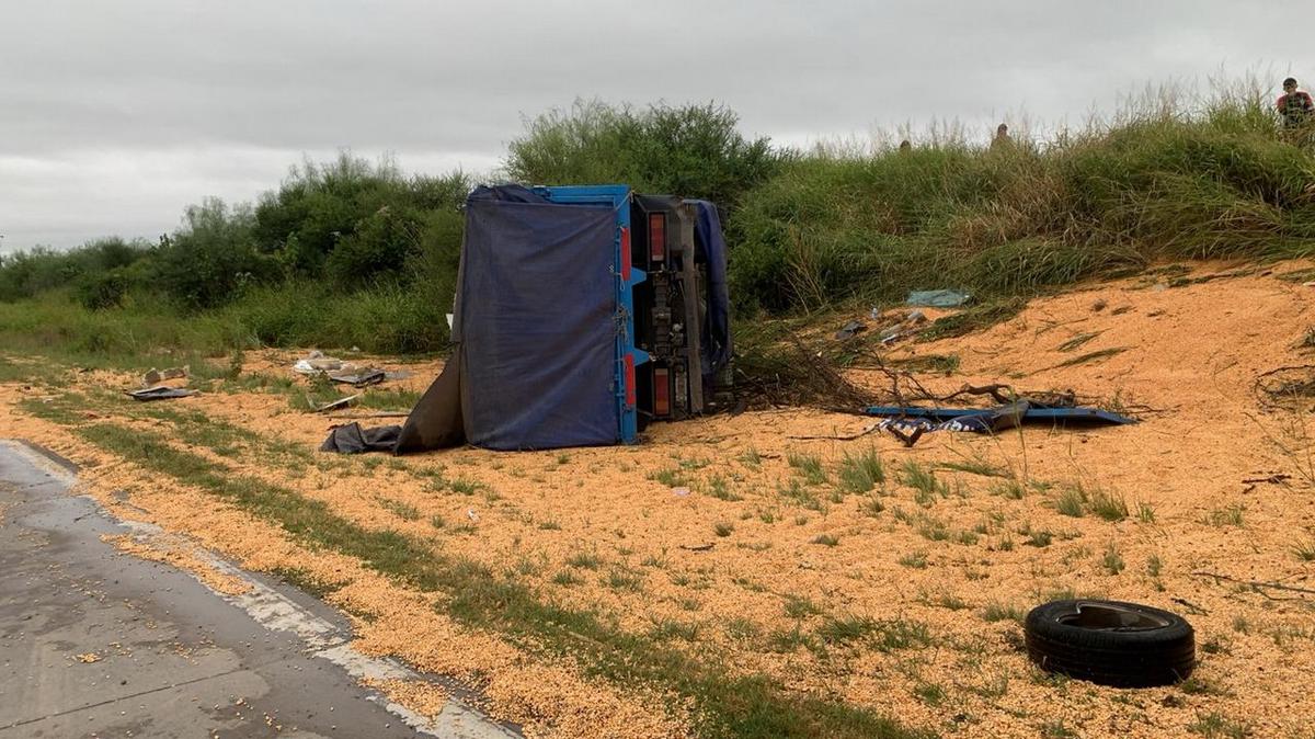 El automóvil Chevrolet Agile quedó irreconocible.