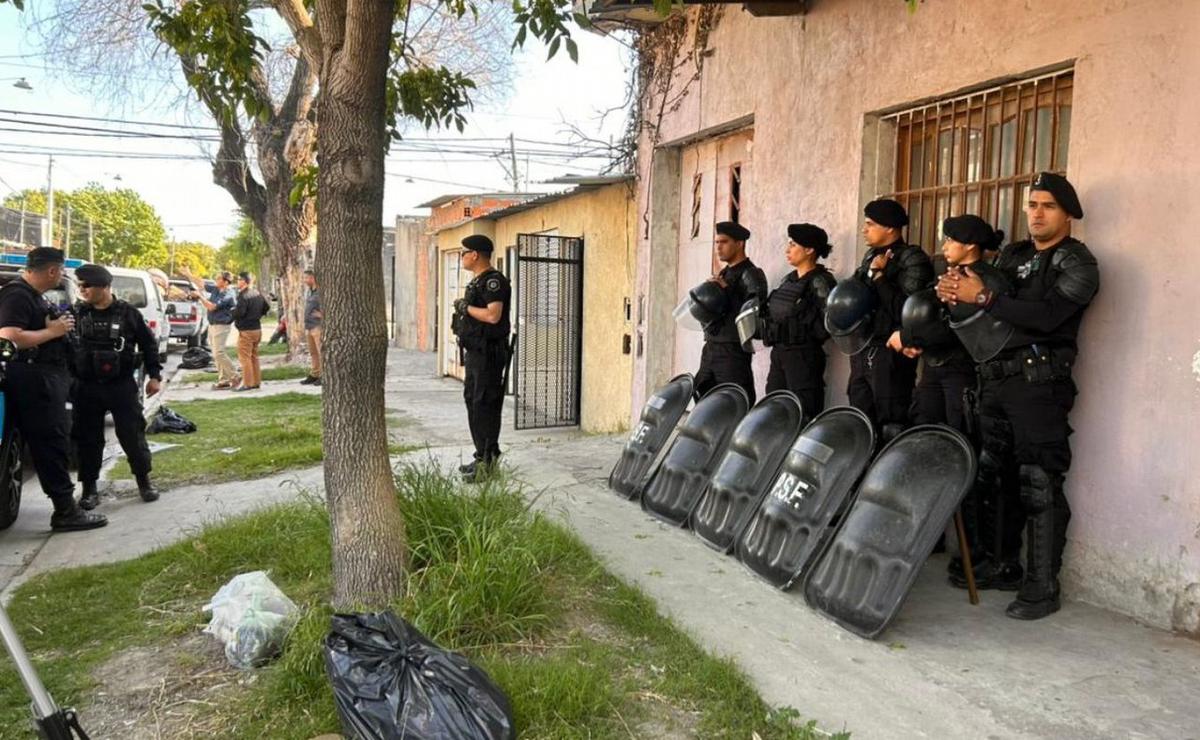 Las fuerzas policiales en el operativo.