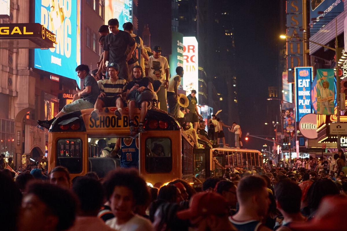 El caos empaña la euforia, pero neoyorkinos celebran el primer título de los Knicks en 53 años
