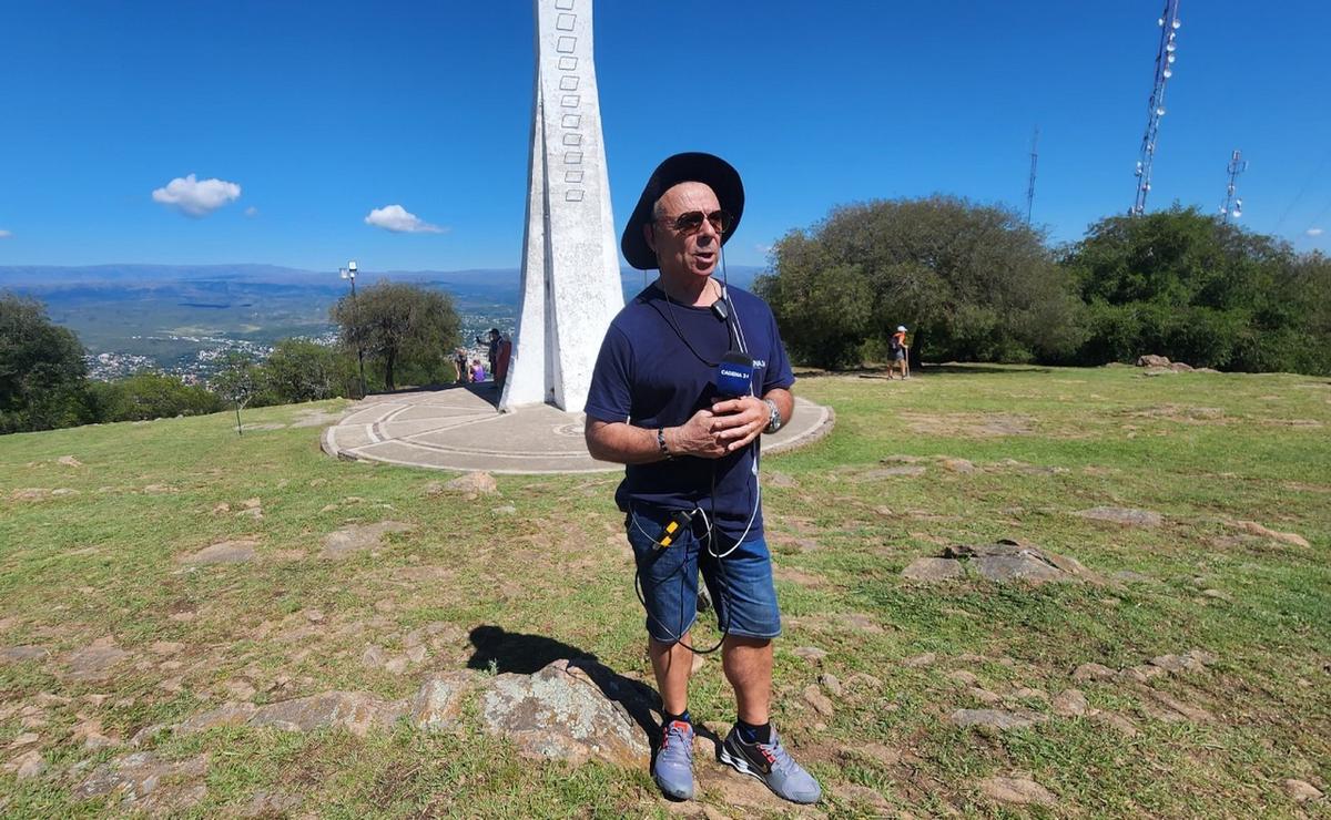 FOTO: El ascenso del Cerro de la Cruz, uno de los grandes atractivos de Carlos Paz.