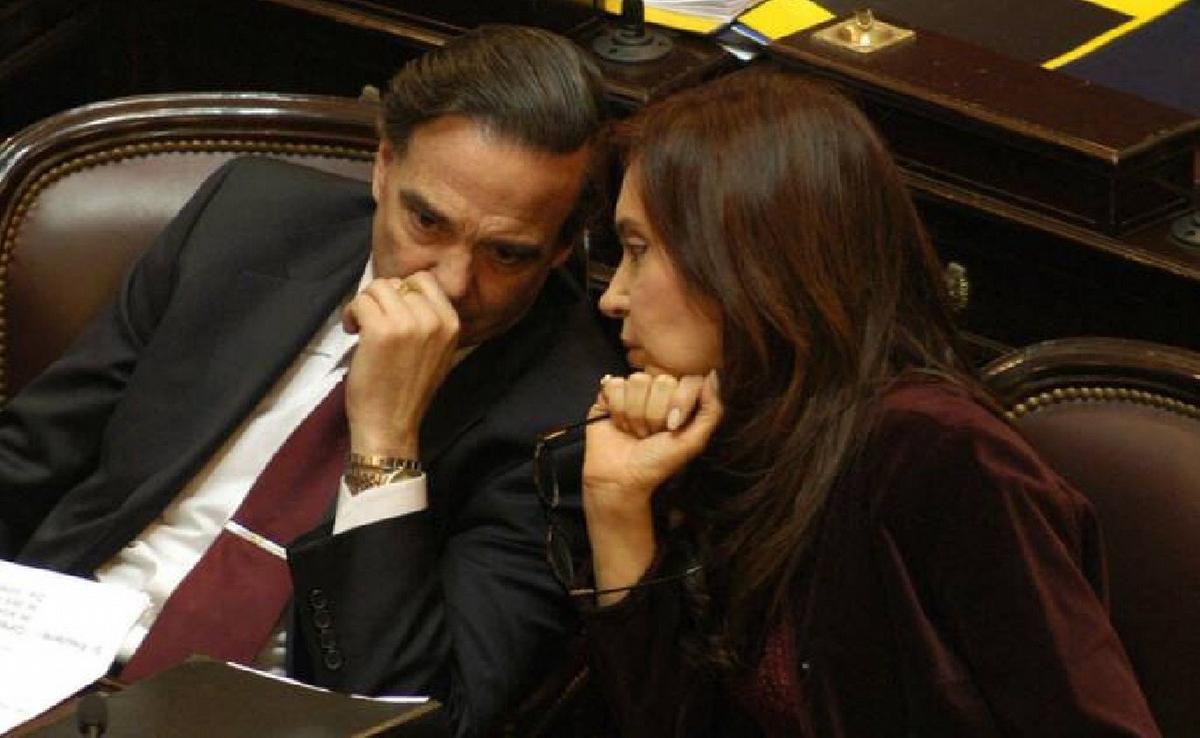 Miguel Pichetto y Cristina Kirchner, en 2005, en el Senado. (Foto: archivo/La Nación)