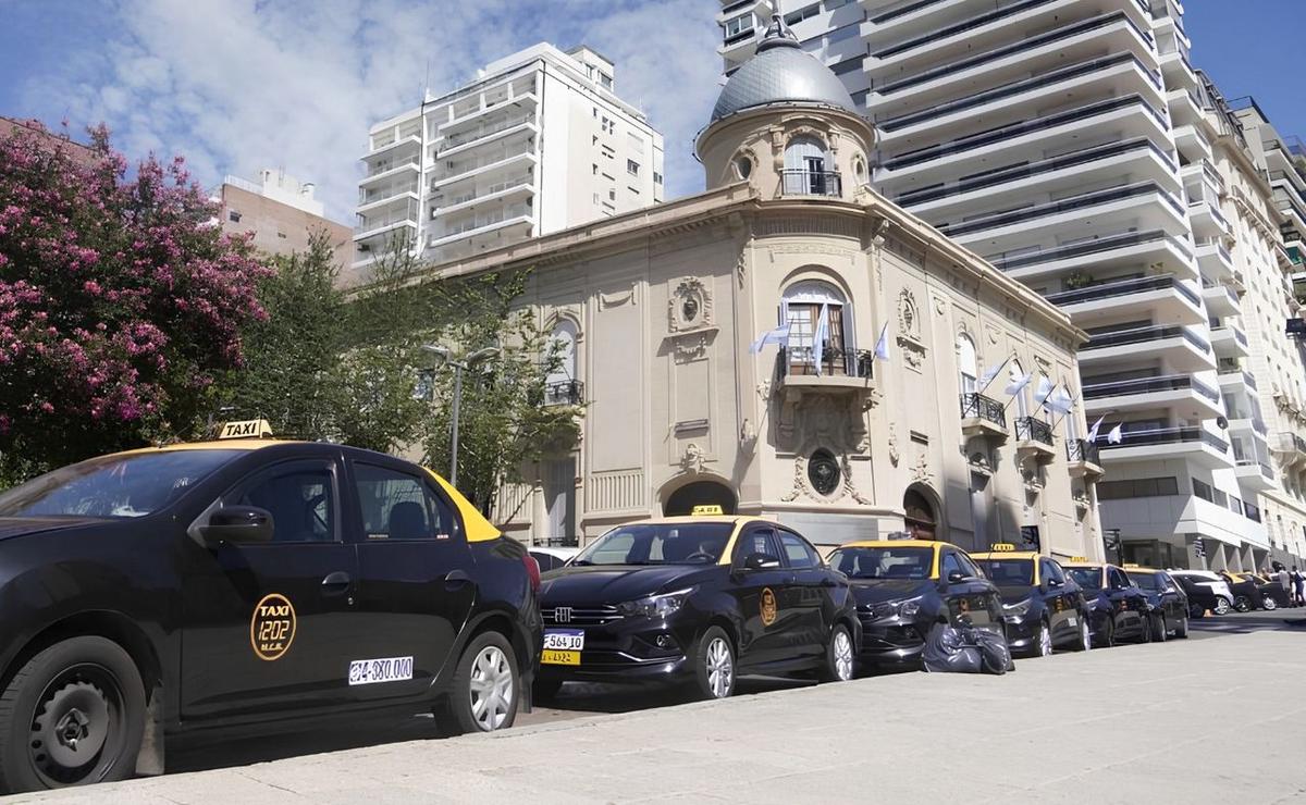 Taxis frente al Concejo de Rosario.