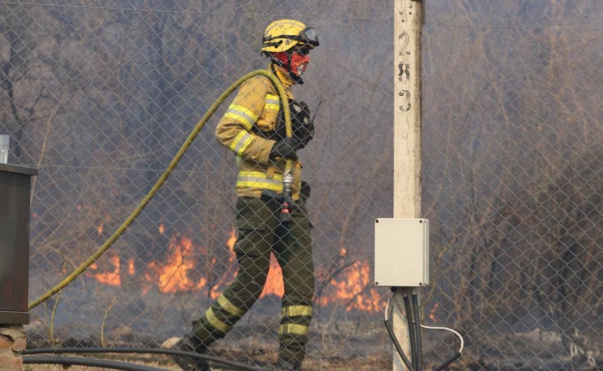 FOTO: Avanza el incendio iniciado en La Calera. (Foto: Daniel Cáceres/Cadena 3)